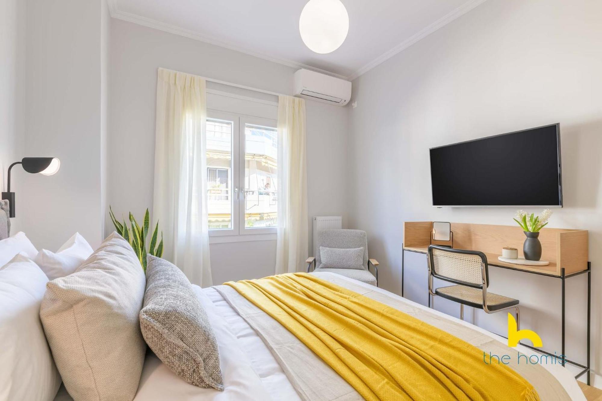 Sun-Splashed 2-Bdr Corner Apartment With Hillside Views! Атина Екстериор снимка